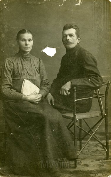 KKE 1299.jpg - Fot. Maria Dziurdź (z domu Rogowska) z mężem Konstantym - dziadkowie Marii Obolewicz (z domu Szota), Nowa Kwasówka - koło Grodna, 1918 r.